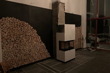 Ny peis er montert og blir en flott del av foajeen
