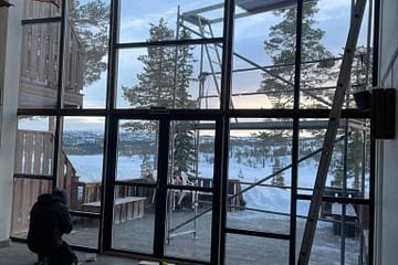Ny glassvegg på plass