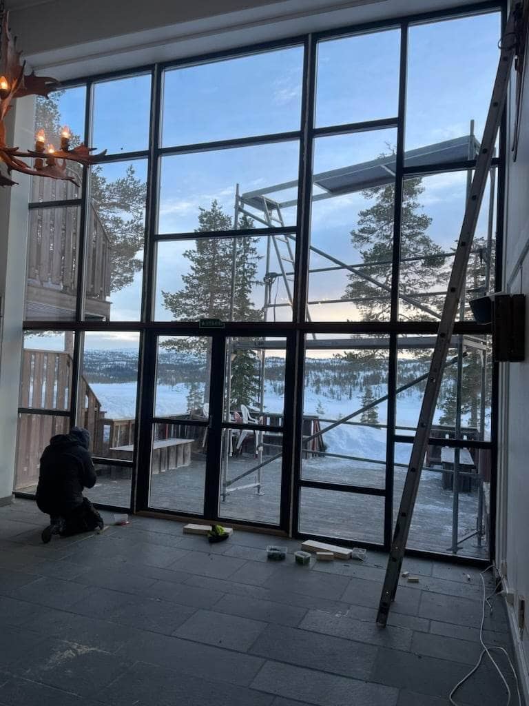 Ny glassvegg på plass